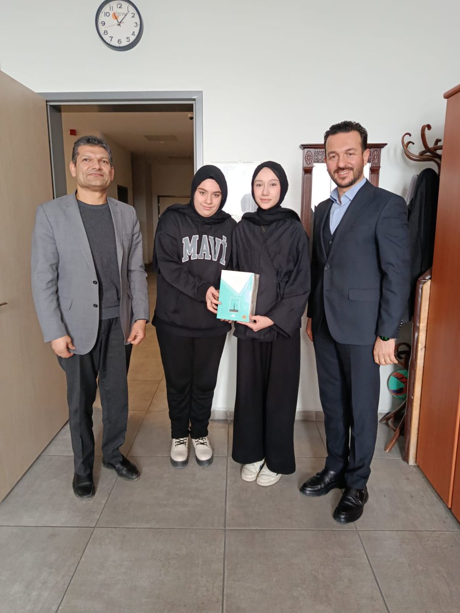 drbayrambas's tweet photo. Emanetler emin ellerde... 
Vakfımızın düzenlediği “Sana Emanet Bilgi Yarışması” kapsamında Ankara’dan katılarak ilk 100’e giren ve kitap ödülü kazanan öğrencilerimizi okullarında ziyaret ederek tebrik ve takdirde bulunduk, ödüllerini takdim ettik. https://t.co/FNCXhhveDU