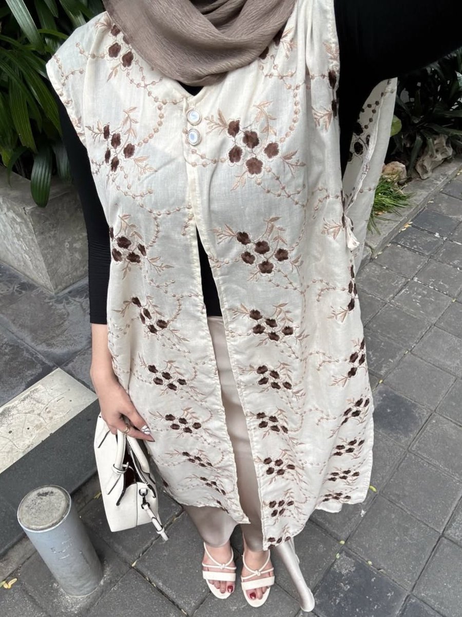 sl0wdussk's tweet photo. POV: LEBARAN DENGAN OUTFIT FAVORIT ANTI RIBET 🌷✨️

modelnya simpel bikin gerak lebih bebas https://t.co/tpLEqKSYPI