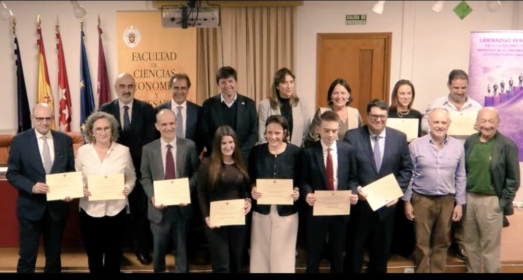 Hoy en la #SemanaUniversitariaES se entregaron los Diplomas IV edición del Curso Creación, Dirección y Gestión Entidades de #EconomíaSocial y los XV premios investigación y docencia en materia de organizaciones de participación de <a href="/EESCOOP/">EESCOOP</a>
Enhorabuena a tod@s l@s premiad@s¡¡¡👏👏