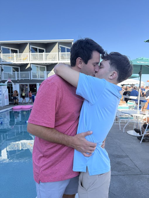 Artiomboy - Gay love is beautiful https://t.co/RYtBkJaGWA