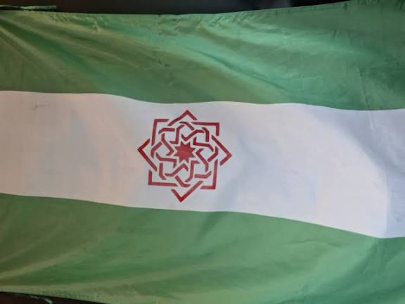 De Blas Infante fusilado, de Machado en Colliure, de Lorca en Viznar, de Caparrós sangrando, de Camarón cantando, de Almutamid, de Quintero, León y Quiroga, de Carlos Cano, de Jesús Quintero, de  Triana, de Smash, de Chaves Nogales, de Juan Carlos Aragón.
Yo soy de Andalucía...