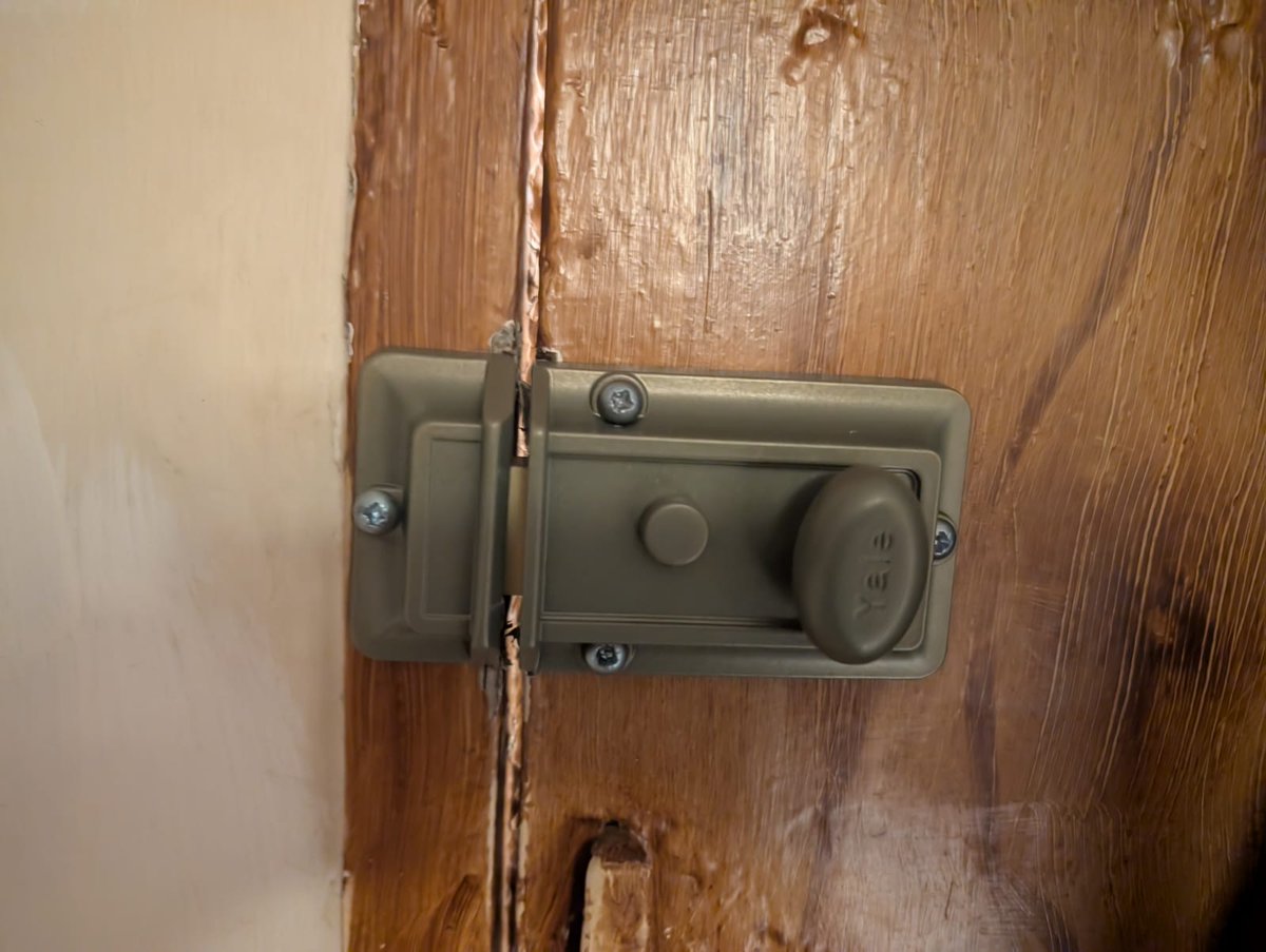 AsjLocksmiths's tweet photo. Yale Night Latch Installation in Borehamwood Pub https://t.co/JeMgTmJBui