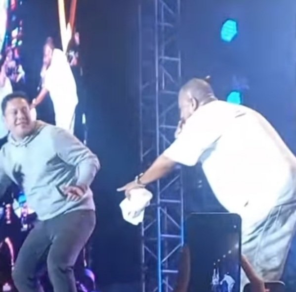 Bailar reguetoneo es arte para el alcalde de Cuenca, así se ridiculiza el alcalde de una ciudad culta por excelencia.