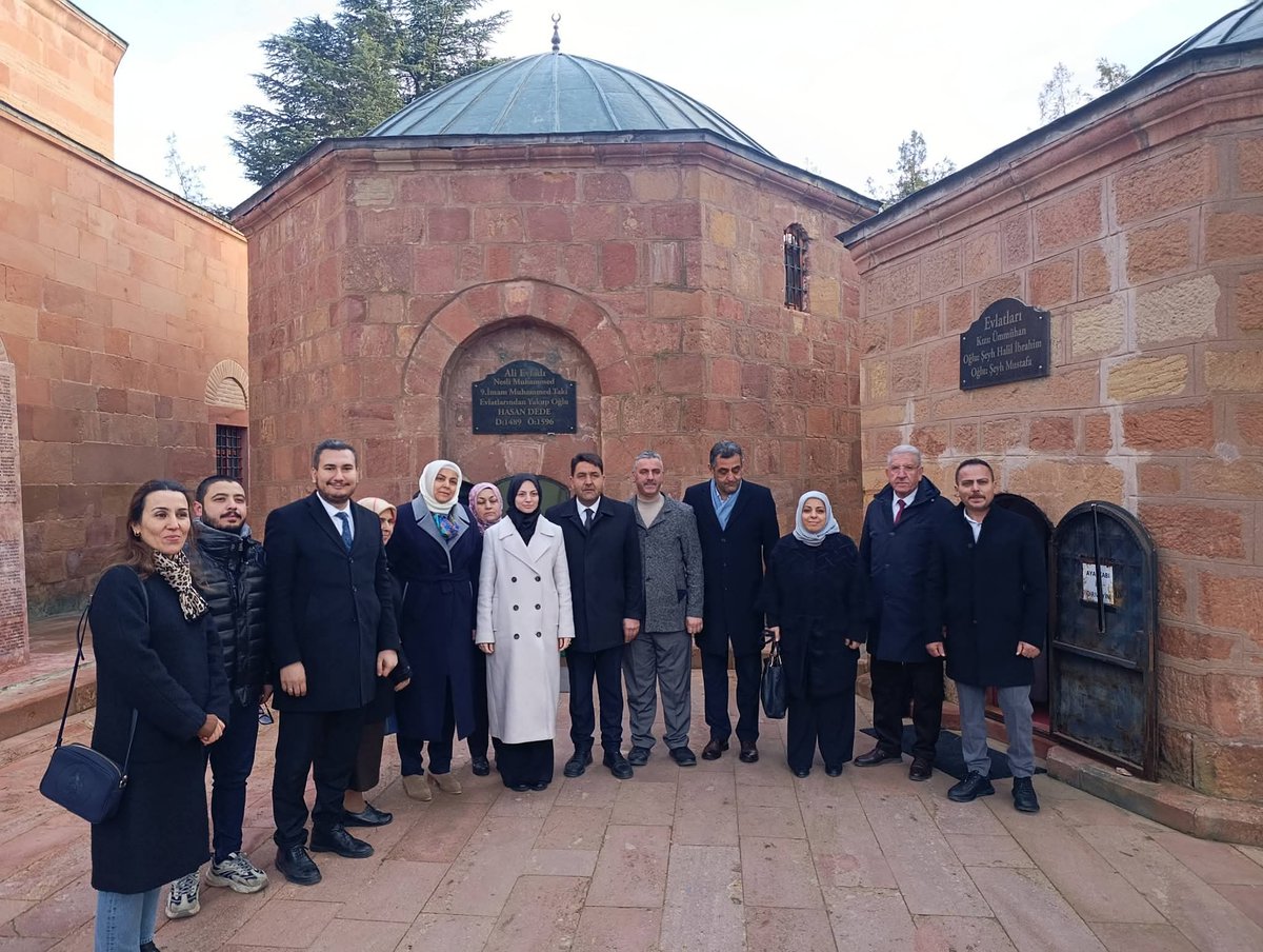 enginpehlivanli's tweet photo. #Kırıkkale ’mizin manevi mimarı #Hasandede ’nin gölgesinde,bu toprakların köklü huzurunu ve bereketini çok kıymetli bir misafirimizle paylaştık
Bilgi ve İletişim Teknolojileri Başkan Yardımcımız ve MKYK Üyemiz @YilmazCansin
Manevi değerlere gösterdiği ilgi,bizler için kıymetli🌹 https://t.co/tETWrSz7vf
