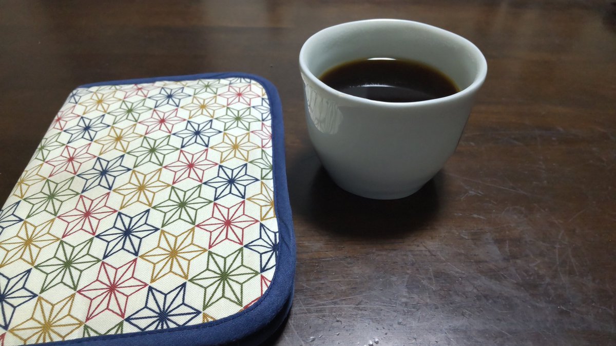 zyushihon's tweet photo. 弟がコーヒー、淹れてくれた～。朝から幸せ🍀
母が起きてくるまでのんびり読む♪
#読書 #読書中 https://t.co/J3ujzEOxSa