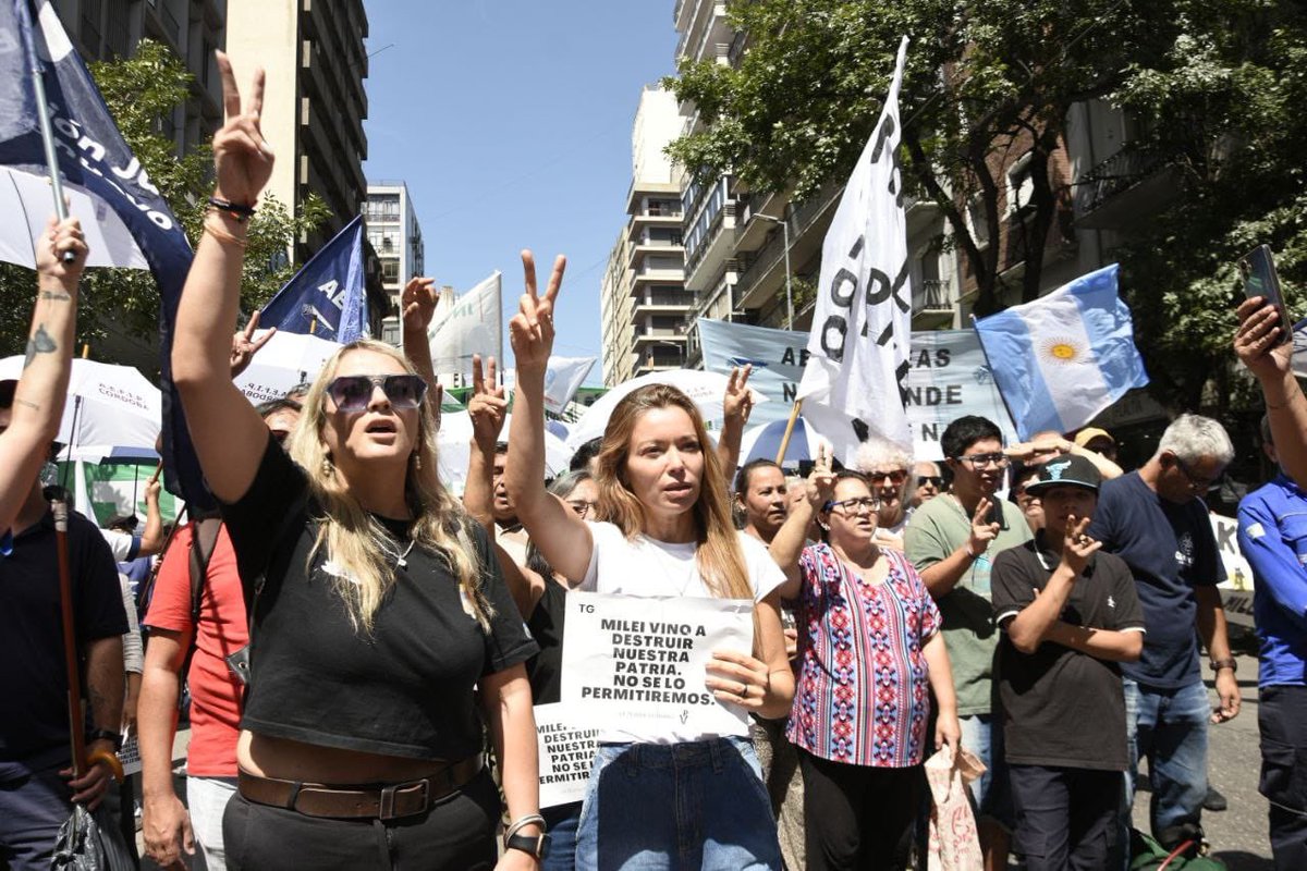 gabiestevezok's tweet photo. Presentes en Córdoba en la marcha de rechazo a la flexibilización laboral. Vamos a seguir movilizados porque los derechos se defienden en las calles. https://t.co/vgamfVC3pV