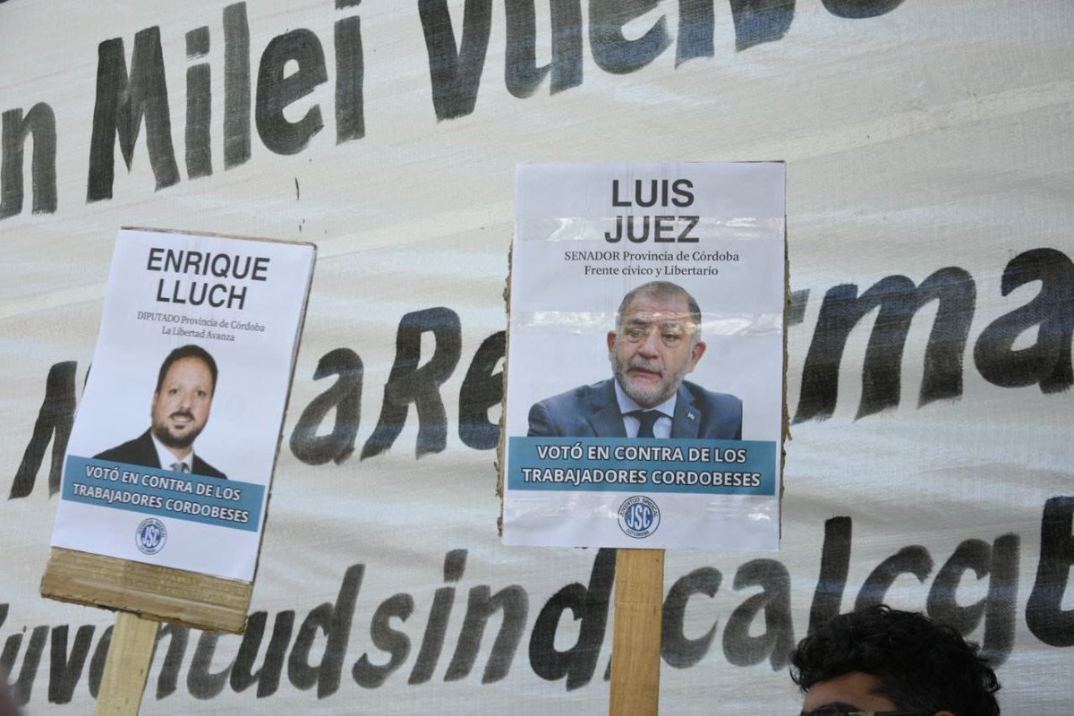 gabiestevezok's tweet photo. Presentes en Córdoba en la marcha de rechazo a la flexibilización laboral. Vamos a seguir movilizados porque los derechos se defienden en las calles. https://t.co/vgamfVC3pV