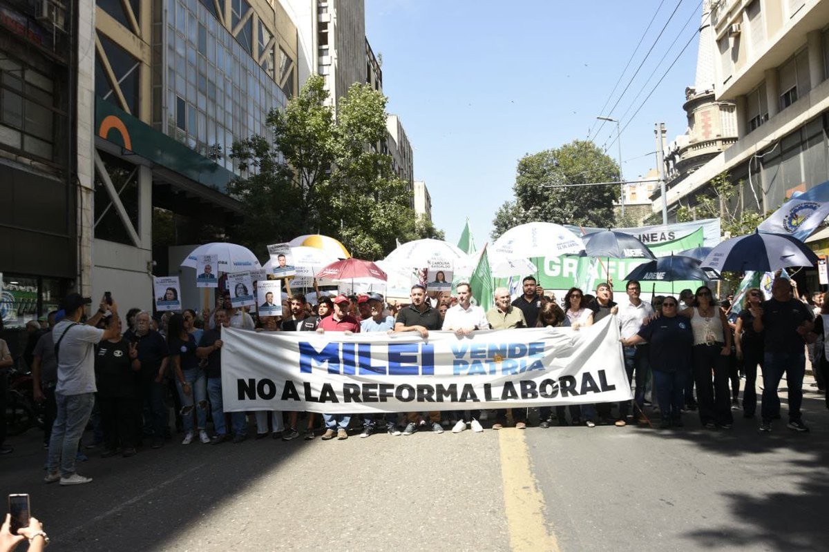 gabiestevezok's tweet photo. Presentes en Córdoba en la marcha de rechazo a la flexibilización laboral. Vamos a seguir movilizados porque los derechos se defienden en las calles. https://t.co/vgamfVC3pV