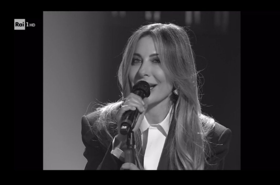 ansomsp's tweet photo. le donne stanno letteralmente dominando questa serata cover https://t.co/Sq5TORZmz3