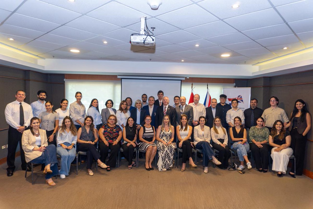 fsilvaduarte's tweet photo. Ayer, con la Cámara de Comercio Paraguayo Británica (CCPB) y @UKinParaguay, tuvimos la primera jornada del Programa de Capacitación Ejecutiva en Sostenibilidad Empresarial, sobre Descarbonización Empresarial y Gestión de Huella de Carbono #Paraguay #UK #BusinessisGreat https://t.co/E9RosyR2ME
