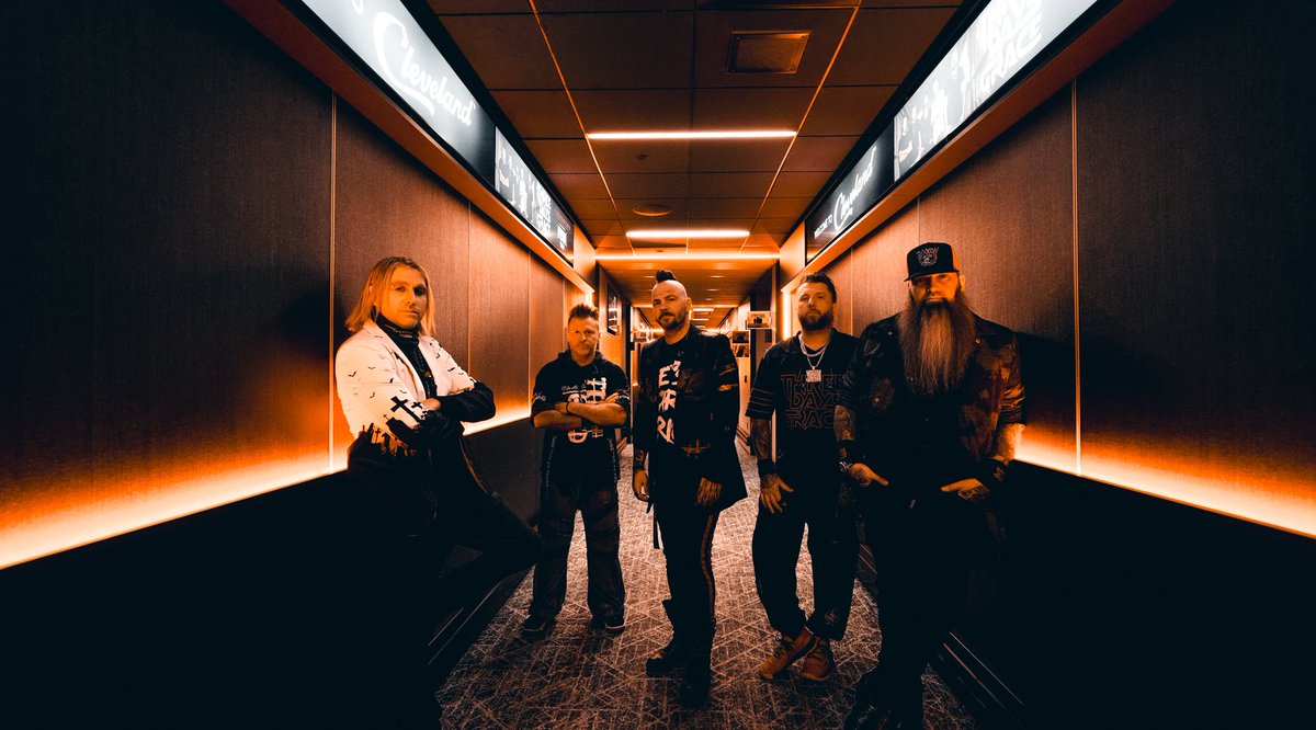 threedaysgrace's tweet image. Thanks for rocking out with us last night, Cleveland 🤘🤘

Atlantic City TONIGHT…here we fucking go!!! 

📷 @SPMediaAZ 

#ThreeDaysGrace #AlienationTour #IPrevail #TheFuneralPortrait #Cleveland