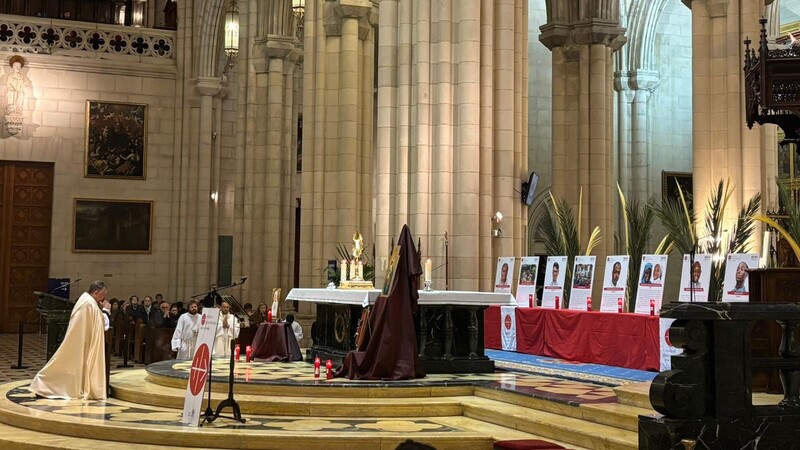 archimadrid's tweet photo. 📰#XNocheDeLosTestigos con @AyudaIglesNeces: orar para dar fuerza a los #CristianosPerseguidos para seguir adelante

➡️«Mirar a esa Iglesia que está necesitada de nuestra oración y de nuestro abrazo»

#IglesiaDeMadrid #AyudaIglesiaNecesitada

https://t.co/woRAYyU377 https://t.co/upfGy3kkbV
