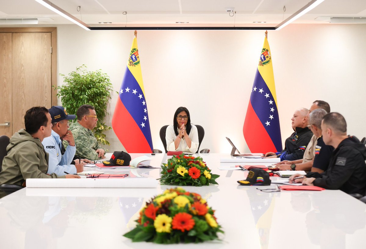 Presidenta (E) Delcy Rodríguez evalúa con su equipo de trabajo planes en materia de Seguridad Ciudadana

La presidenta Encargada de la República Bolivariana de Venezuela, Delcy Rodríguez, sostiene una reunión de trabajo de alto nivel con autoridades venezolanas en materia de