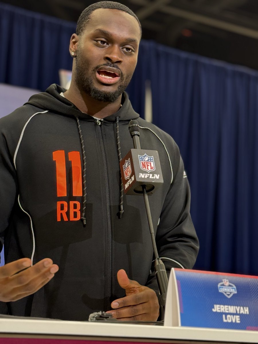 askmetostay323's tweet photo. Sitting at my gate to fly back after wrapping up year 2 at the NFL Combine. Thankful & honored to get the chance to do this and bring as much #Saints content I can to everyone. Thank yall for all the support yall give to both myself & @datboywolf with @SaintsBlockPod. We’ve worked hard to get here and we’re going to continue to shine in *our* way. Much love to @jakebrydson for the assist again this year & all the help!