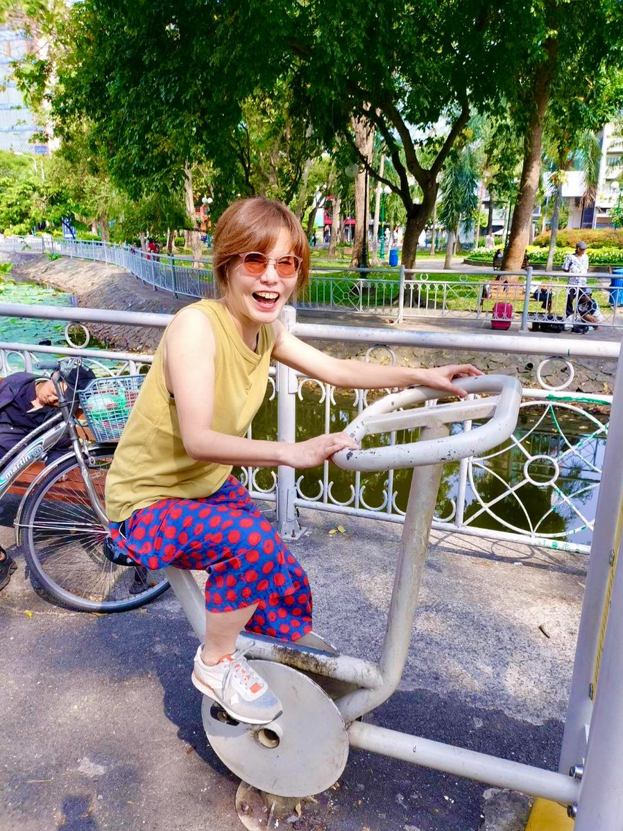 おはようございます🇻🇳
朝7時からはTOKAI RADIO【Weekend Step】をお届けします📻️
ベトナム　ホーチミンから帰ってきました！ホーチミンの朝は皆が公園で運動をしています。私もやっちゃうよ！
今日はお土産もありますよー！どうぞお楽しみに🇻🇳
#Weステ
#TOKAIRADIO
#ベトナム
#ホーチミンの朝の風景