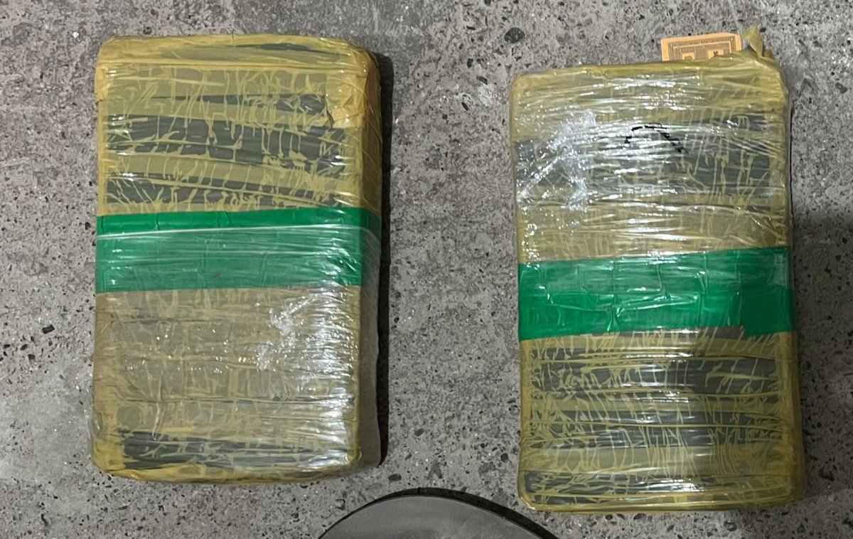 JohnReimberg's tweet photo. GUAYAQUIL 

Y SE LLAMABA ROSARIO:

CAPTURADA ALIAS “ROSARIO TIJERAS” (OBJETIVO CRIMINAL PRIORIZADO) Y OTROS SIETE DELINCUENTES DE “MAFIA GLEN”.

M. O. Crispell, alias “Rosario Tijeras” tenía un rol estratégico dentro de este grupo criminal y persona de confianza -y segunda al mando- de M.O. Glen Abel, alias “Tío Glen”, cabecilla esta banda, que tenía injerencia delictiva en Mapasingue Oeste, donde planificaban y cometían sicariatos, extorsiones, robos a personas y locales comerciales. En dos allanamientos ejecutados por la Policía Nacional en este sector, los inmuebles eran utilizados para el almacenamiento y ocultamiento de armas de fuego, municiones y droga por parte de esta mujer. 

RESULTADOS:

02 inmuebles allanados.
07 personas aprehendidas:
1. M. O. Crispell alias "Rosario Tijeras" 
2. P. M. Maria Kamila
3. S. M. Maria José
4. M. A. Edward Joel
5. L. C. Israel 
6. D. M. Angie Lissette 
7. B. O. Klever Stalyn
01 arma de fuego tipo subametralladora, de fabricación artesanal
01 alimentadora artesanal
01 artefacto explosivo 
04 municiones calibre 45
02 bloques de droga (cocaína presumiblemente)
01 uniforme de Agente de Seguridad Penitenciaria
01 chaleco balístico con una leyenda que dice “Seguridad Penitenciaria”
01 gramera.
01 radio de comunicación
04 vehículos robados

Los aprehendidos y evidencias fueron puestos a órdenes de las autoridades competentes para su debido proceso. 

CERO IMPUNIDAD. SEGUIMOS TRABAJANDO.