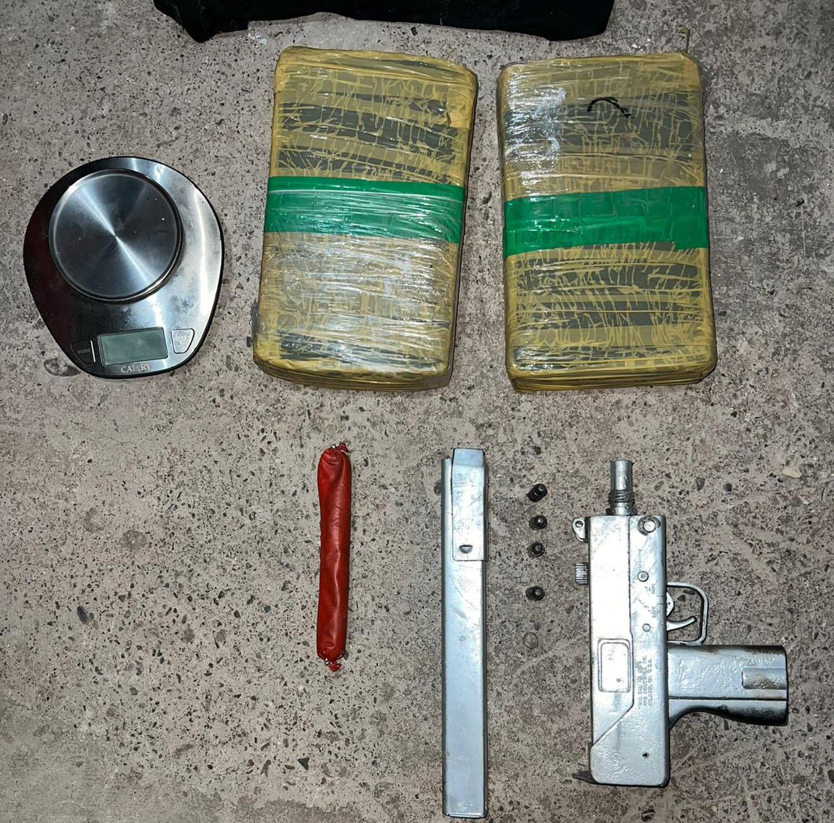 JohnReimberg's tweet photo. GUAYAQUIL 

Y SE LLAMABA ROSARIO:

CAPTURADA ALIAS “ROSARIO TIJERAS” (OBJETIVO CRIMINAL PRIORIZADO) Y OTROS SIETE DELINCUENTES DE “MAFIA GLEN”.

M. O. Crispell, alias “Rosario Tijeras” tenía un rol estratégico dentro de este grupo criminal y persona de confianza -y segunda al mando- de M.O. Glen Abel, alias “Tío Glen”, cabecilla esta banda, que tenía injerencia delictiva en Mapasingue Oeste, donde planificaban y cometían sicariatos, extorsiones, robos a personas y locales comerciales. En dos allanamientos ejecutados por la Policía Nacional en este sector, los inmuebles eran utilizados para el almacenamiento y ocultamiento de armas de fuego, municiones y droga por parte de esta mujer. 

RESULTADOS:

02 inmuebles allanados.
07 personas aprehendidas:
1. M. O. Crispell alias "Rosario Tijeras" 
2. P. M. Maria Kamila
3. S. M. Maria José
4. M. A. Edward Joel
5. L. C. Israel 
6. D. M. Angie Lissette 
7. B. O. Klever Stalyn
01 arma de fuego tipo subametralladora, de fabricación artesanal
01 alimentadora artesanal
01 artefacto explosivo 
04 municiones calibre 45
02 bloques de droga (cocaína presumiblemente)
01 uniforme de Agente de Seguridad Penitenciaria
01 chaleco balístico con una leyenda que dice “Seguridad Penitenciaria”
01 gramera.
01 radio de comunicación
04 vehículos robados

Los aprehendidos y evidencias fueron puestos a órdenes de las autoridades competentes para su debido proceso. 

CERO IMPUNIDAD. SEGUIMOS TRABAJANDO.