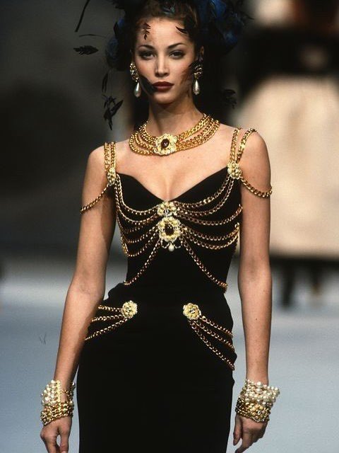 #TvTalk is Cristina D’Avena wearing un omaggio al look Chanel Haute Couture 1992 indossato da Sailor Pluto in un disegno originale di Pretty Guardian Sailor Moon? Yes, she is