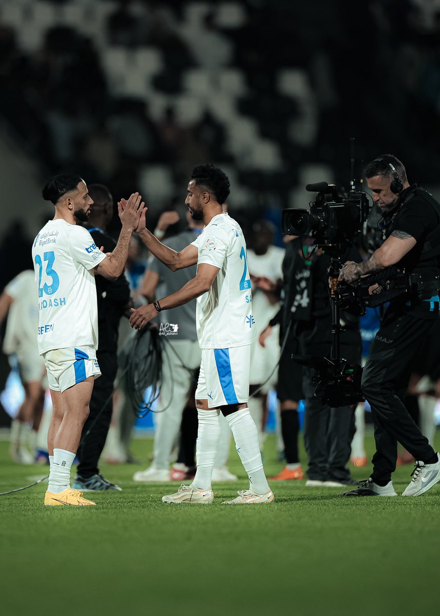 لقطة كانت بعيده عن العدسات : 

سالم الدوسري بعد نهاية المباراة ذهب مباشرة لسلطان مندس يبارك له المستوى الرائع بالمباراة 😍📷💙