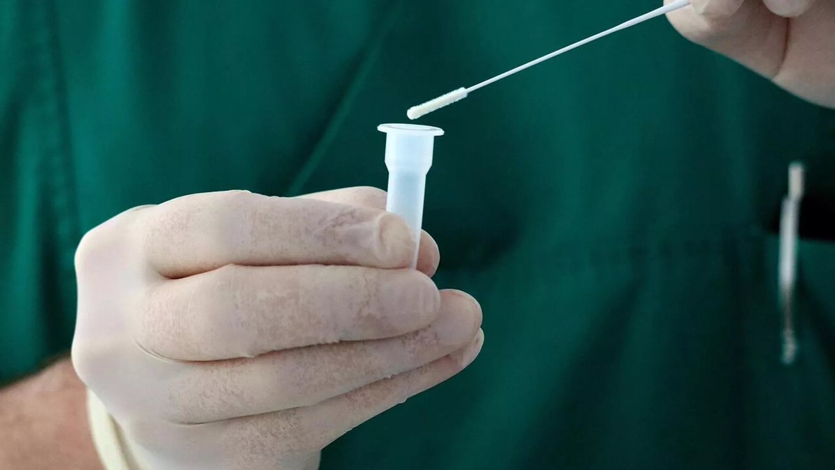 darkwebhaber's tweet photo. Sağlık Bakanlığı, okullarda çocuklara uyuşturucu testi yapılacağı haberini yalanladı:

"12–18 yaş grubundaki gençlerimizin davranışsal dijital bağımlılık, tütün kullanımı ve diğer bağımlılık türleri açısından risk durumlarının değerlendirilmesi amacıyla, Bağımlılık Bilim Kurulumuzdaki akademisyenlerimizle birlikte, uluslararası bilimsel standartlara uygun ve ülkemizin ihtiyaçlarına cevap verecek bir tarama ve değerlendirme programı geliştirilmesi planlanmaktadır.

Söz konusu çalışma, herhangi bir biyolojik test uygulamasını değil, iletişim dili özenle hazırlanmış, bilimsel geçerliliği olan anket ve soru formları aracılığıyla risk durumlarının erken dönemde tespit edilmesini amaçlayan koruyucu bir halk sağlığı yaklaşımını içermektedir."