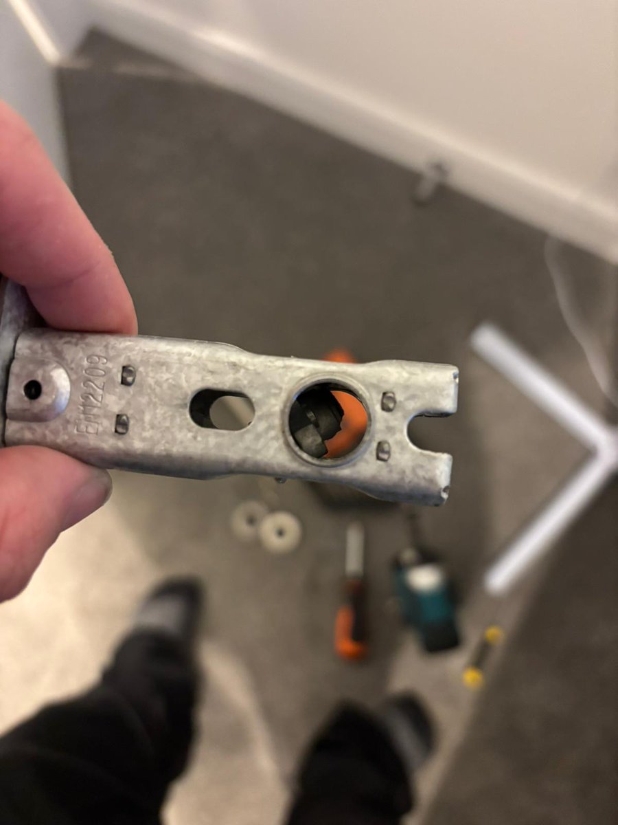 AsjLocksmiths's tweet photo. Faulty Door Latch Replaced in Borehamwood Flat https://t.co/Qy5Zf7oHAD