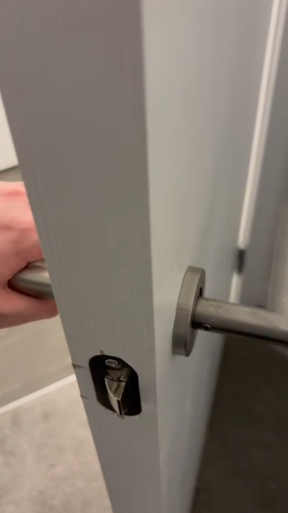 AsjLocksmiths's tweet photo. Faulty Door Latch Replaced in Borehamwood Flat https://t.co/Qy5Zf7oHAD