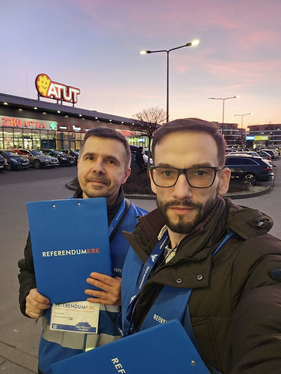 jaroslawbaca's tweet photo. Dziś również na Ruczaju. Dziękujemy za Wasze podpisy, które są walutą, za którą kupimy taczkę dla A. Miszalskiego. Mamy już ponad 80 000 podpisów!
#referendum #krakow #Miszalski #Franek #refendumkrk https://t.co/1gCKF9znwA