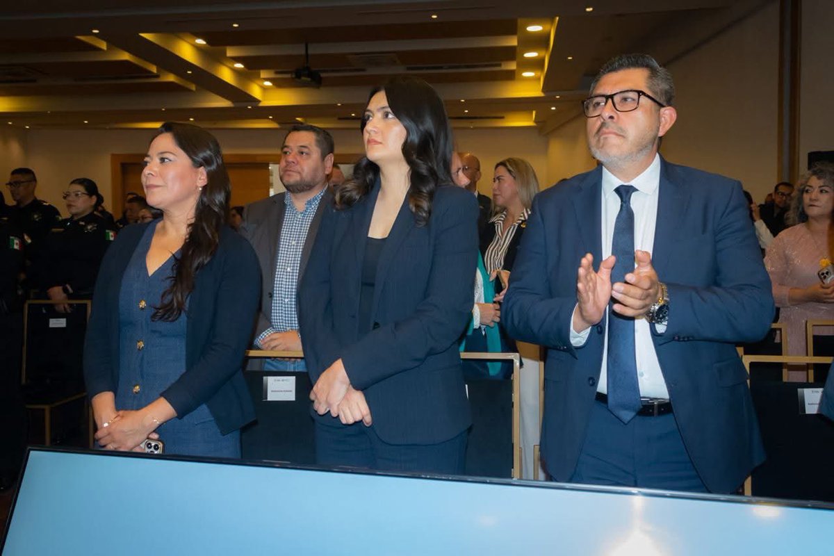 El gobernador Mauricio Kuri González entregó constancias FORTAPOL a personal de seguridad y fiscalía, fortaleciendo capacidades y coordinación institucional para cuidar la paz en Querétaro.

#Seguridad #Profesionalización #Querétaro