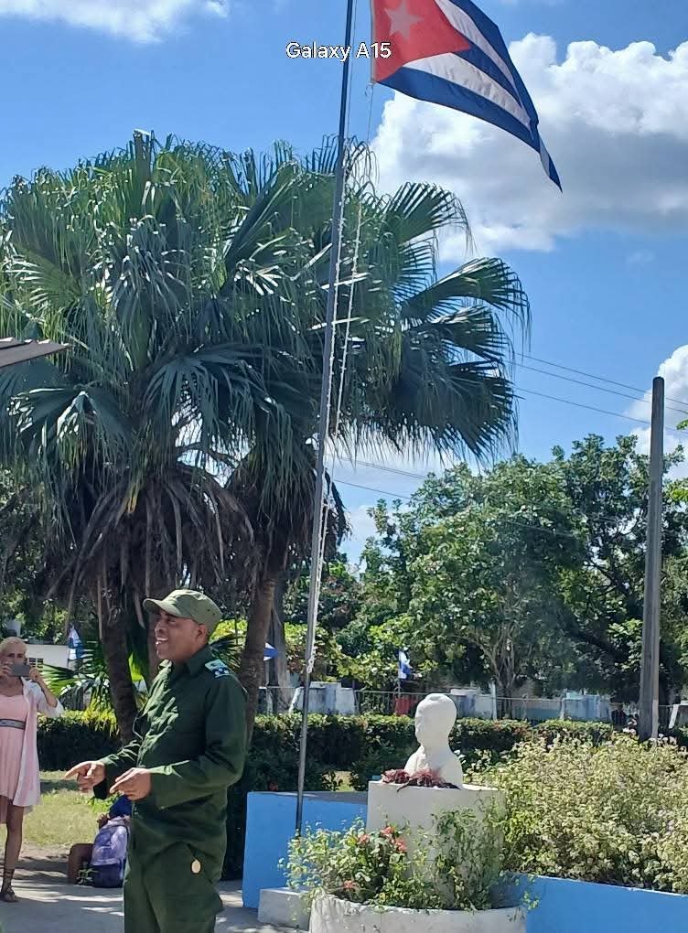#DíaDeLaDefensa #PuertoPadre
¡Esta bandera, este cielo y esta tierra; la defenderé, a cualquier precio! <a href="/LorenzoOsbel/">Osbel Lorenzo</a> <a href="/DiazCanelB/">Miguel Díaz-Canel Bermúdez</a> <a href="/mor/">you mor</a>