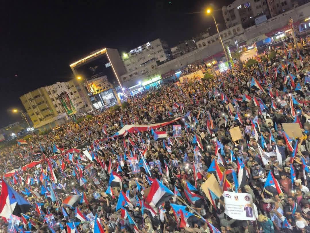 مهما حاول الغزاة السابقون والجدد الزيف والكذب على ارادة شعب تواق للحرية يبقى هذا الشعب صامد وثابت لن تغريه الاموال الملطخة بالدماء وكل الاغراءات لان هذا الشعب وفي استميلوا من اردتم سيخرج لكم بدل الواحد الف 
#مليونية_الثبات_الجنوبي_للانتقالي
#شعب_الجنوب_ينتفض