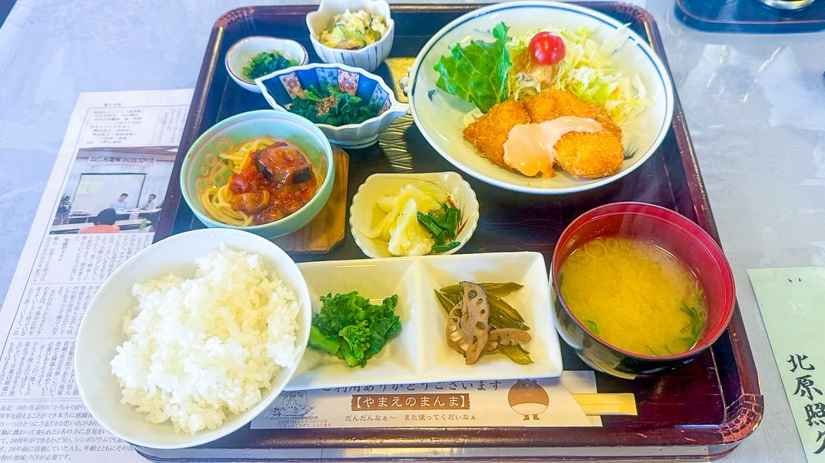 レストラン「#やまえのまんま」へ🍽️ テーブルの小さなお雛さまに