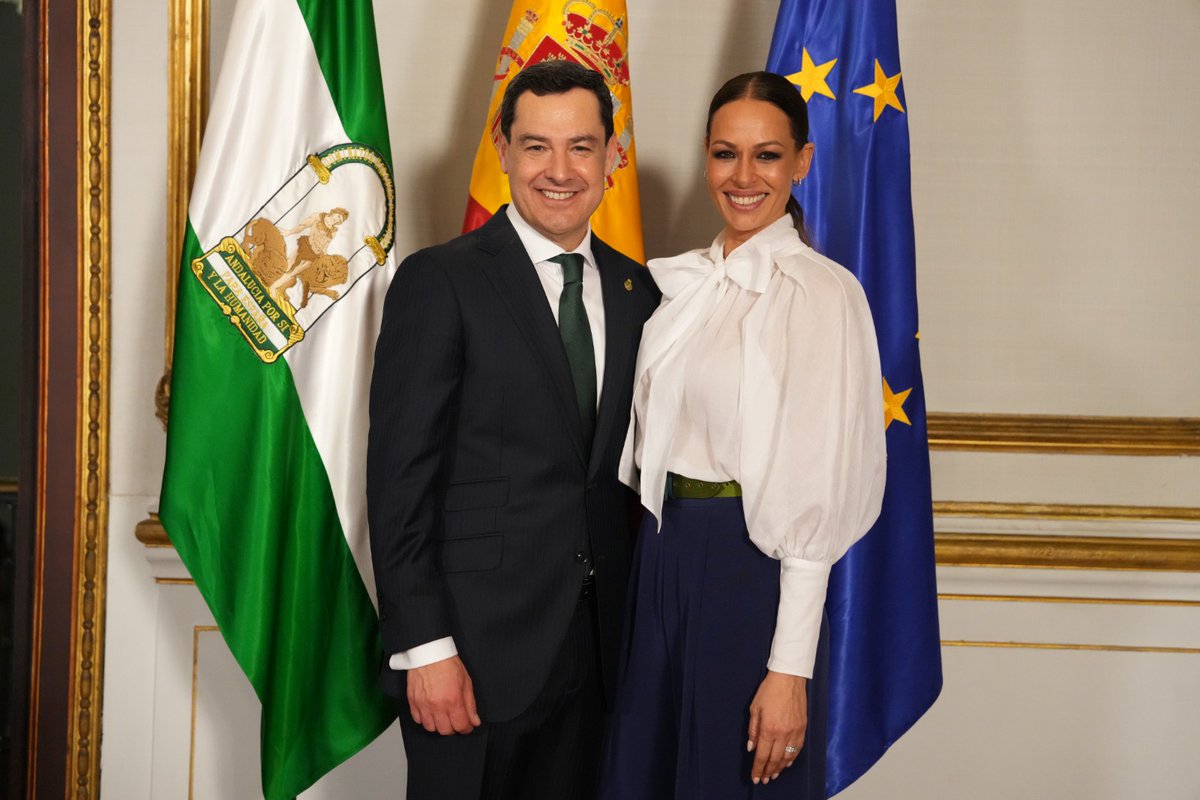 JuanMa_Moreno's tweet photo. Son orgullo de nuestra tierra y ejemplo de la Andalucía capaz, generosa, constante y que avanza #ConPasoSeguro.

Recibimos a los Hijos Predilectos y Medallas de Andalucía de este #28F en San Telmo.

Un honor.

¡Gracias por hacer una Andalucía mejor! https://t.co/GPEqgBQD2K