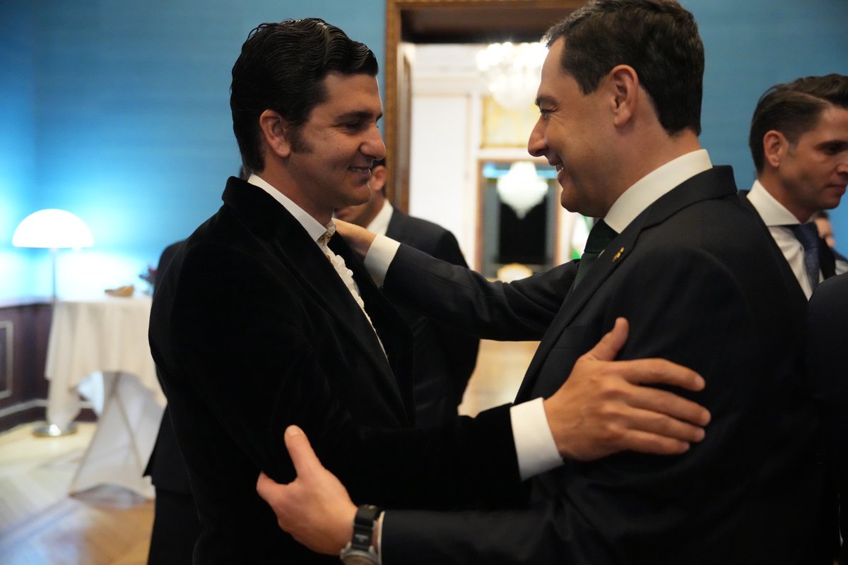 Son orgullo de nuestra tierra y ejemplo de la Andalucía capaz, generosa, constante y que avanza #ConPasoSeguro.

Recibimos a los Hijos Predilectos y Medallas de Andalucía de este #28F en San Telmo.

Un honor.

¡Gracias por hacer una Andalucía mejor!