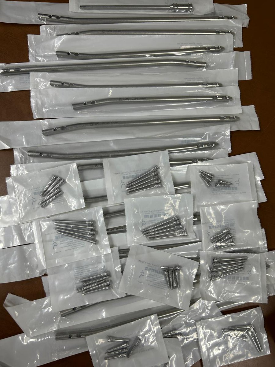 #ElNuevoEcuador | El <a href="/HHCCAzogues/">Hospital Homero Castanier Crespo 🇪🇨</a> y la Canadian Association of Medical Teams Abroad CAMTA suscribieron un acuerdo para la entrega de 16 clavos intramedulares, que fortalecerá el acceso a tratamientos traumatológicos oportunos y de calidad, beneficiando a quienes más lo necesitan.