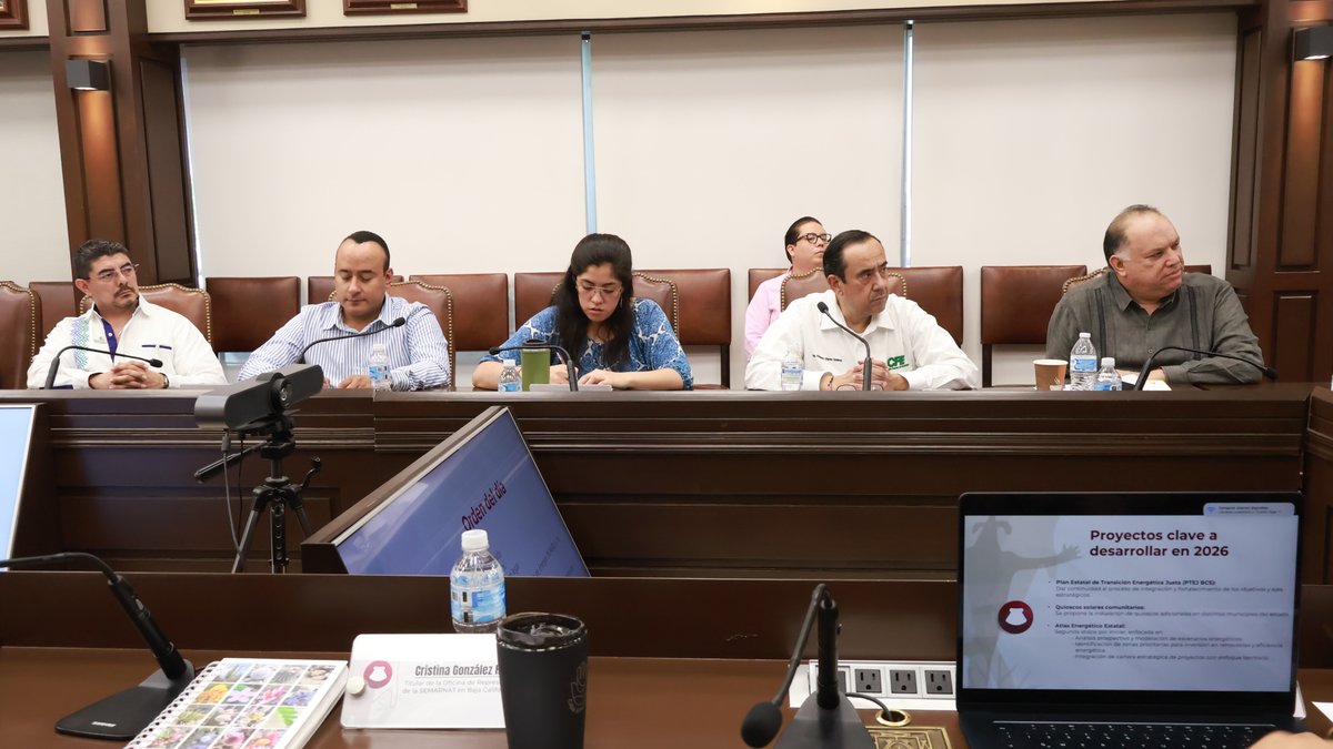 VictorCastroCos's tweet photo. Ante los retos energéticos de Baja California Sur, reafirmamos nuestro compromiso de avanzar, junto con la Federación, los municipios y la sociedad, en acciones que garanticen un desarrollo energético justo y sustentable para el bienestar del pueblo.

En la Primera Sesión 2026 del Comité de Energía, con el subsecretario Jorge Marcial Islas Samperio, consolidamos la ruta para concretar la Central Termosolar y aprovechar el potencial solar de la entidad.