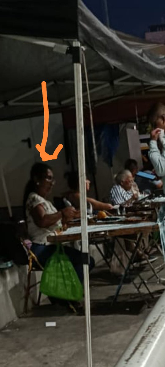 ¿Quien de la <a href="/lnbpma/">Lotería Nacional Pmá</a> autorizo a  esta señora, a vender el pedazo de billete en $1.25 que venden bajo la tolda en Super Rey Vía España?Estos vendedores son los q llevan al desastre la venta de la Lotería.
Un operativo.
<a href="/ramonabadibalid/">Ramón Abadi Balid</a> <a href="/AcodecoPma/">ACODECO</a> <a href="/eleblancg/">Eduardo Leblanc Jr.</a> <a href="/AlvaroAlvaradoC/">Alvaro Alvarado - Noticias 180 Minutos/ Sin Rodeos</a>