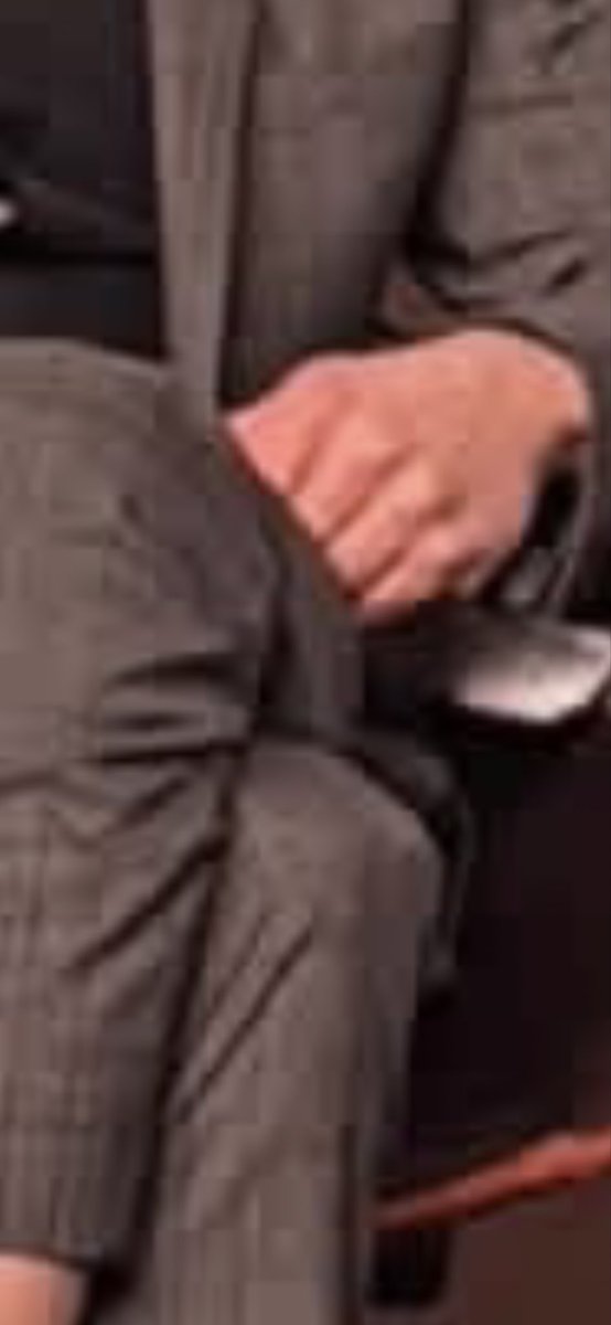 الکس بدون حلقه رفته سر جلسه های سیاسستمداریش.حلقشو درآورده.شایدم شایدم گوشی من تاره.اه اصلا به من چه انگار قراره منو بگیره.