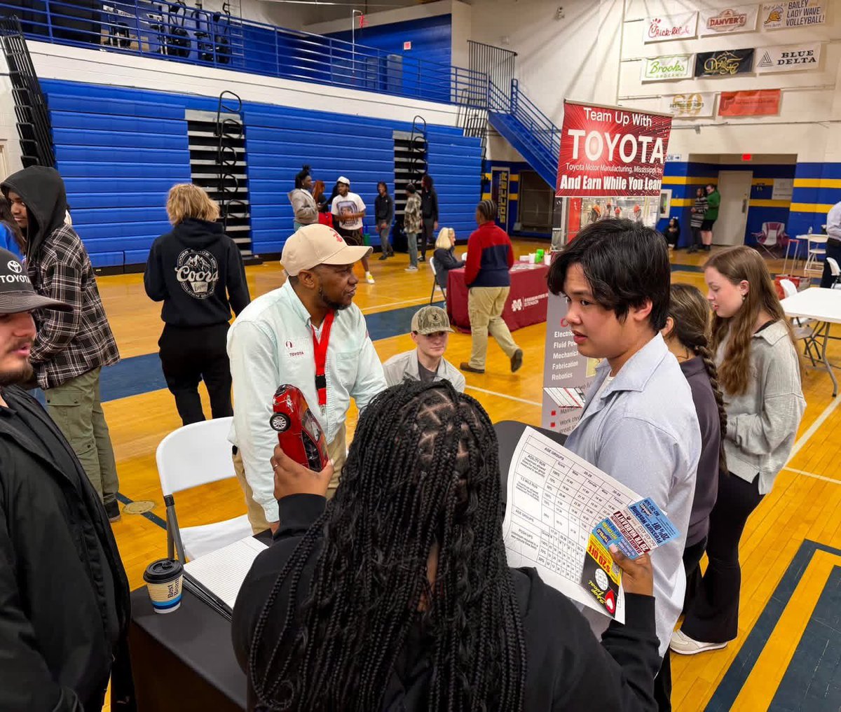 CareerTech_TPSD's tweet image. Another great Business and Industry Fair! Thanks to our wonderful community partners. We love seeing our students connect with local businesses and explore the many career paths available right here in Tupelo.💙💛  #CommunityPartnerships 
#FutureFocused #CTEMonth #tpsd
