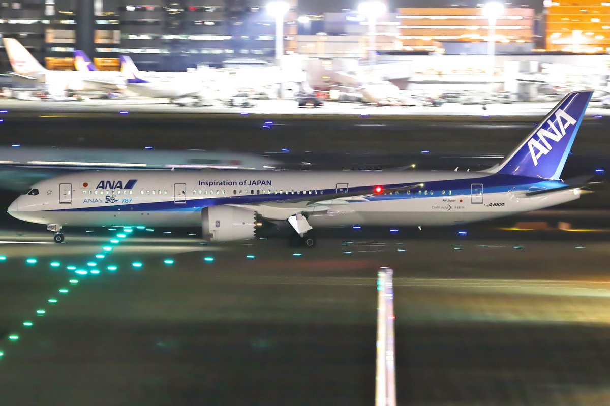 ANAが導入した50機目の787で記念ステッカーが施されているJA882Aです