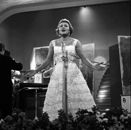 Ho_stage's tweet photo. Raiplay è così tanto in differita che sta cantando ancora Nilla Pizzi

#Rayplay #Sanremo2026 https://t.co/HPBASYWFwl