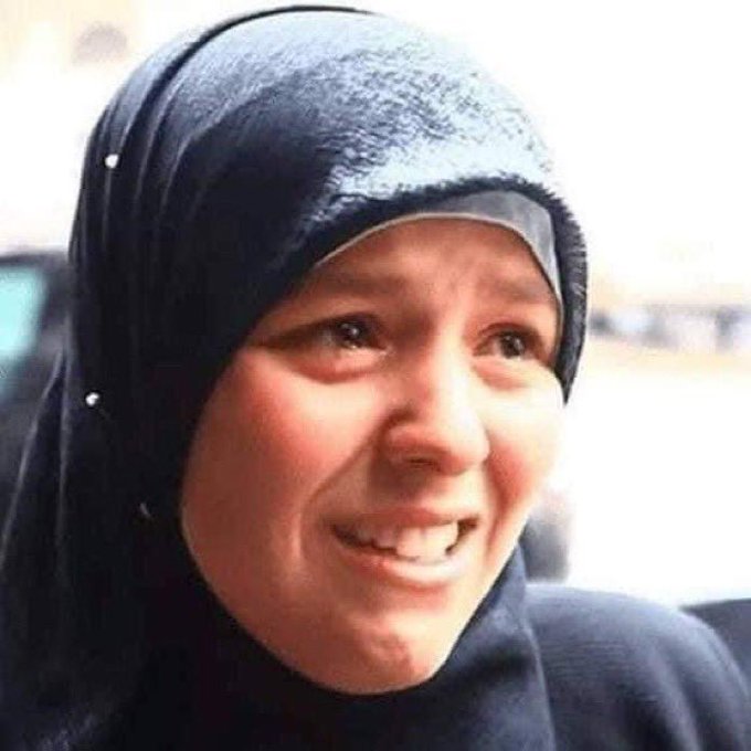 isaacrrr7's tweet photo. A una joven musulmana de Argelia le preguntaron en una entrevista en la televisión local: “¿Qué harías si vieras al profeta Muhammad?”

Ella empezó a llorar y no pudo responder.

Un hombre musulmán de Estados Unidos la buscó y se casó con ella para traerla a Estados Unidos.

Unos meses después de llegar a Estados Unidos, se divorció de él y se quitó la ropa islámica para vivir en libertad.
