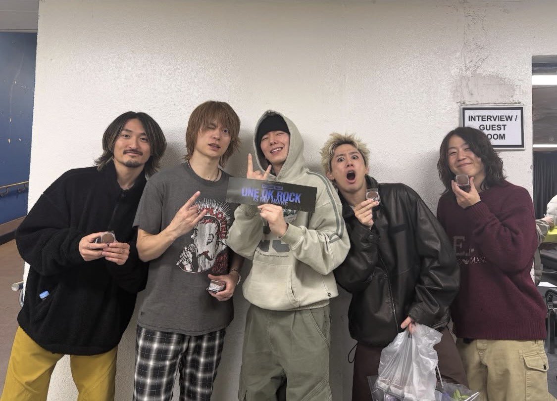 ohaaa en sevdiğim grubun en sevdiğim üyesi diğer en sevdiğim grupla fotoğraf atmış 😭😭😭