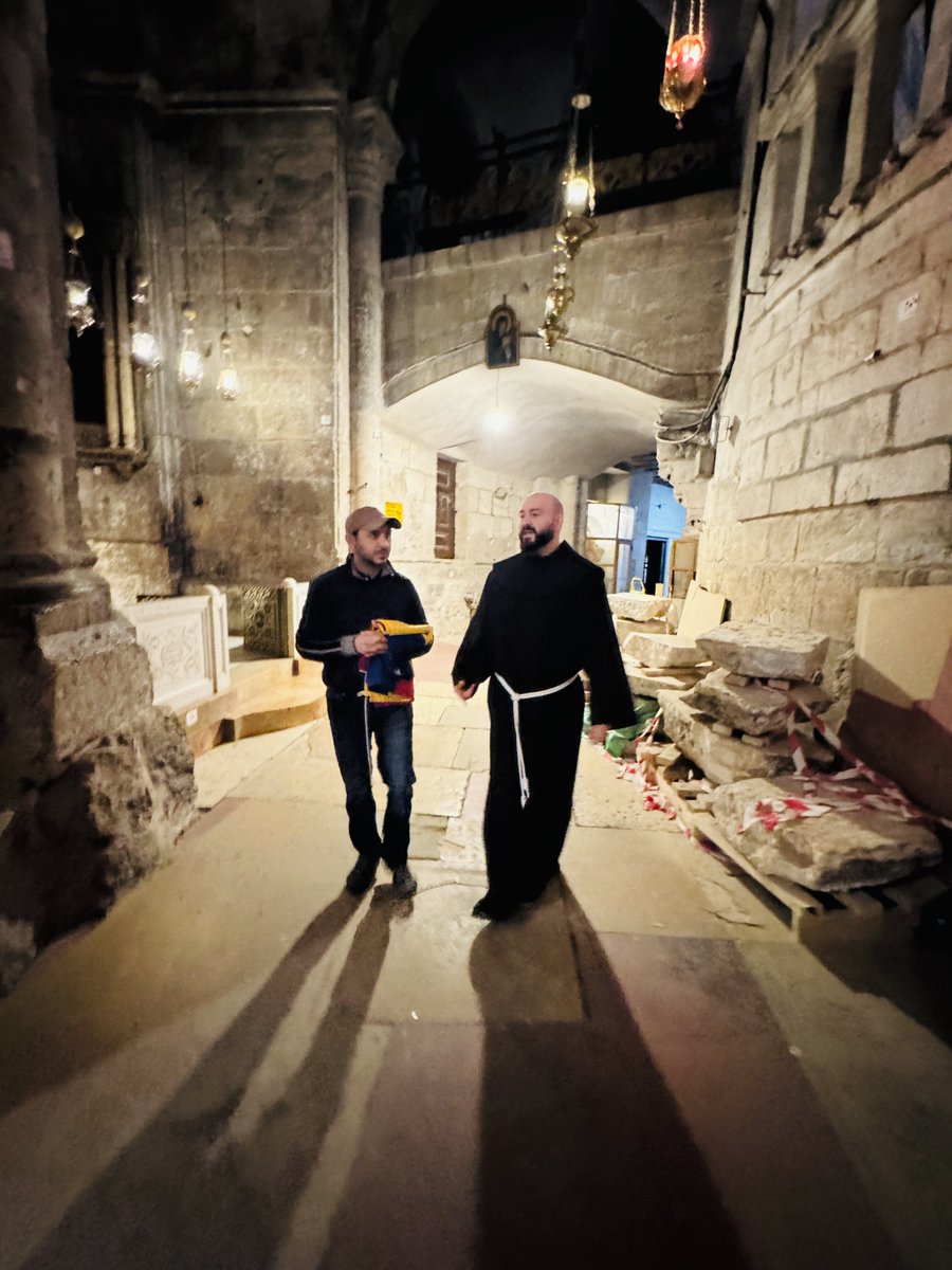Caminé esta semana donde la eternidad venció a la muerte.

Estuve en la Iglesia del Santo Sepulcro en Jerusalén, el lugar más sagrado del cristianismo, donde la historia y la fe se abrazan. Allí se encuentra el Gólgota (Calvario), el sitio de la crucifixión de nuestro Señor