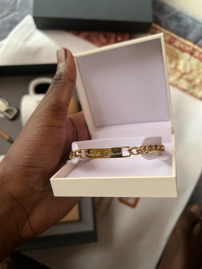 Gourmette personnalisée 

10,000 fcfa

78 539 20 24