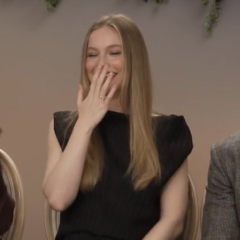 lionettsyasha's tweet image. the way hannah immediately started smiling and blushing when masali brought up the cottage scene from the book because she knows that’s when francesca rides michaela