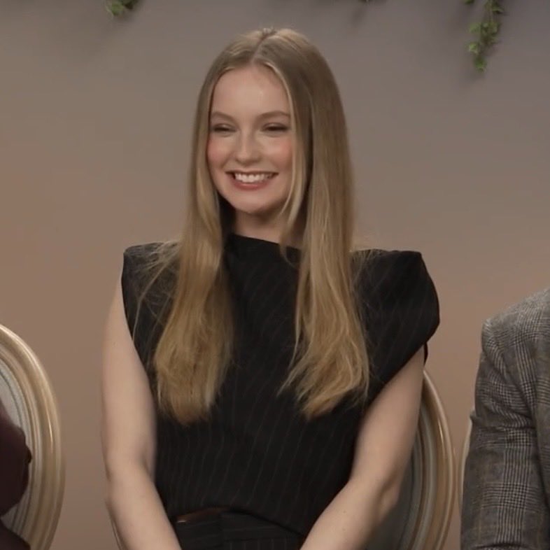 lionettsyasha's tweet image. the way hannah immediately started smiling and blushing when masali brought up the cottage scene from the book because she knows that’s when francesca rides michaela