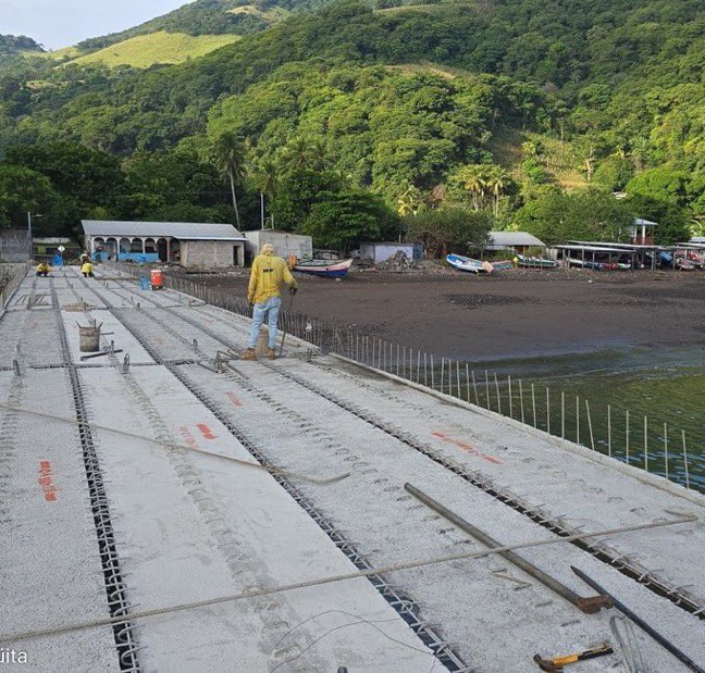 #Nacionales | ⚓ El equipo de <a href="/ObrasPublicasSV/">Ministerio de Obras Públicas</a> avanza en la construcción de un nuevo muelle en la isla Conchagüita, en La Unión.

La obra busca impulsar la actividad económica de la zona, favoreciendo directamente a las familias que dependen de la pesca y el comercio local.