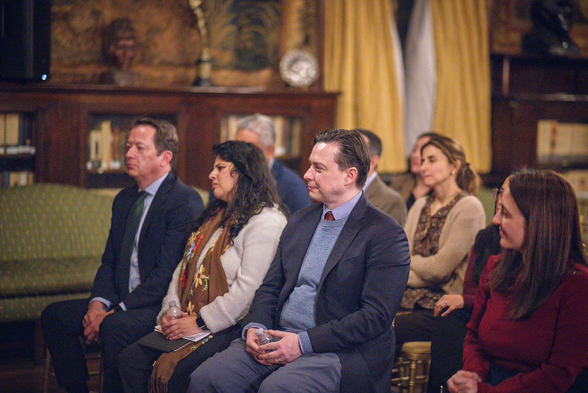 Un gusto acompañar al Emb. Juan Carlos Lara y Gonzalo Almeyda en la instauración del Capítulo Washington DC de Colmecas Alumni, espacio que reúne a exalumnos de El Colegio de México. 
Éxito <a href="/Gonzalo_Almeyda/">Gonzalo Almeyda</a>. Estamos seguros que se fortalecerán los lazos de la comunidad 🇲🇽 del DMV