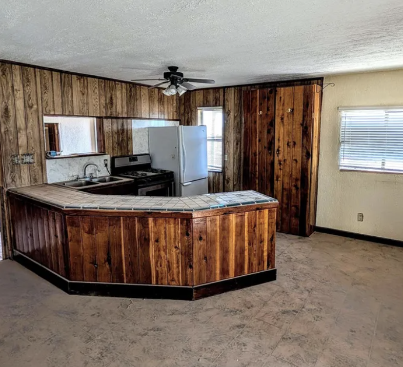 oldhouseunder50's tweet image. $69K. Experience peaceful living in this two-bedroom home set on one #acre with stunning #mountainviews. Located in #NewMexico, the property features a metal roof, stucco exterior, private utilities, and a fenced yard, perfect for pets and gardening. oldhousesunder100k.com/affordable-199…