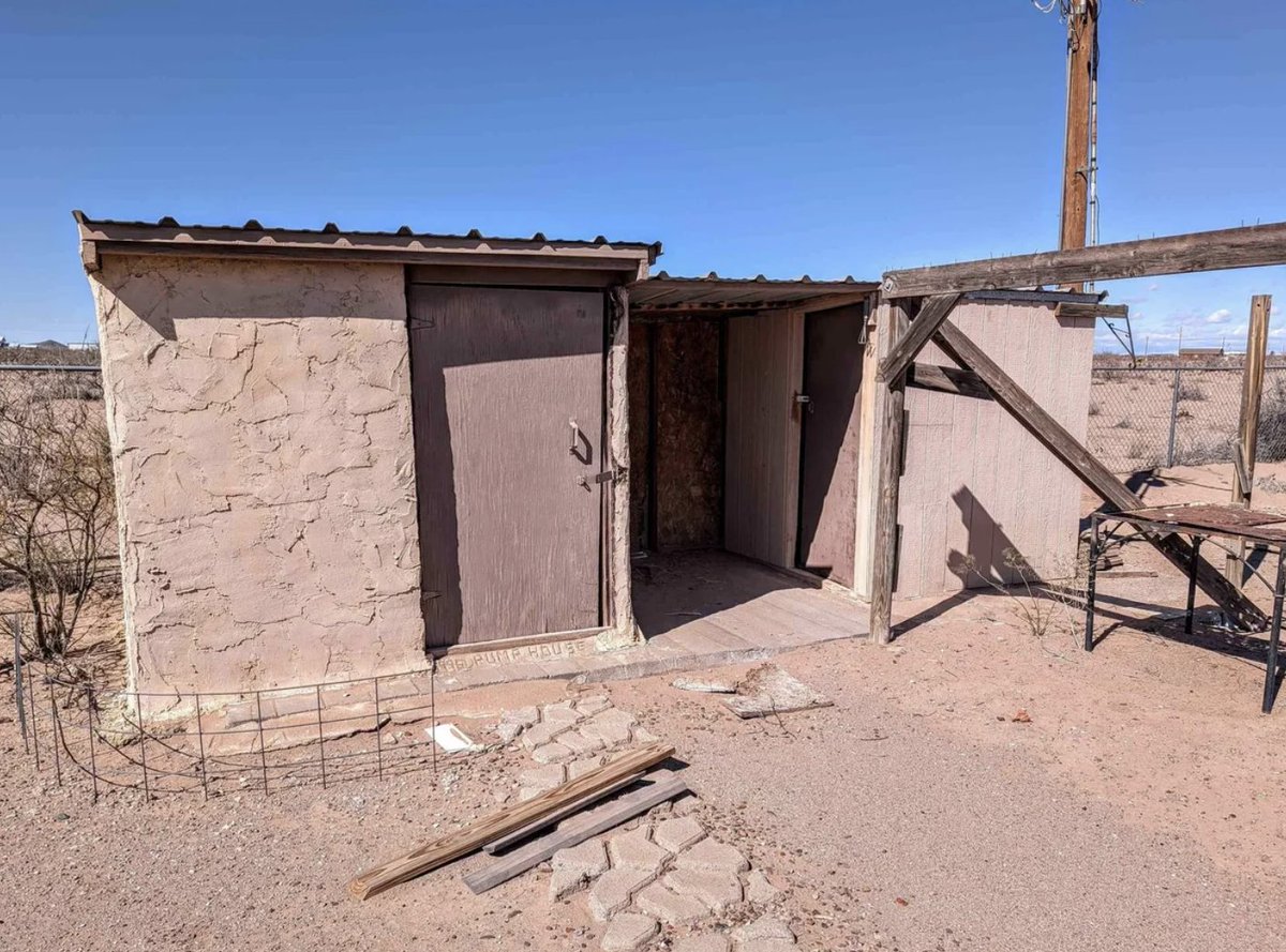 oldhouseunder50's tweet image. $69K. Experience peaceful living in this two-bedroom home set on one #acre with stunning #mountainviews. Located in #NewMexico, the property features a metal roof, stucco exterior, private utilities, and a fenced yard, perfect for pets and gardening. oldhousesunder100k.com/affordable-199…
